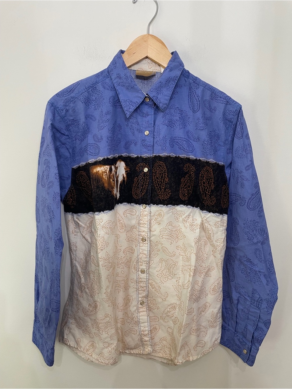 Vtg Wrangler Western Cowgirl Rodeo Logo Pearl Snap Shirt Horses Paisley Womens M